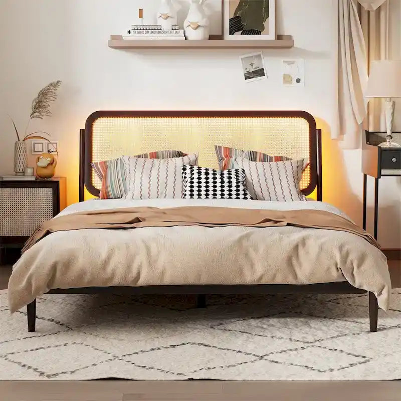 Cama de plataforma Queen Espresso antigua con luces LED y cabecero de ratán, capacidad para 2