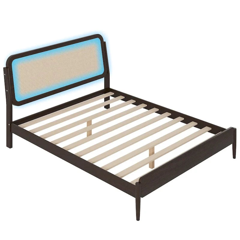Cama de plataforma Queen Espresso antigua con luces LED y cabecero de ratán, capacidad para 2