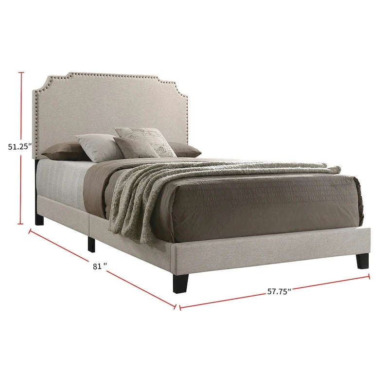 Cama de plataforma tapizada en beige con cabecero con ribete de clavos – Queen/Full/King