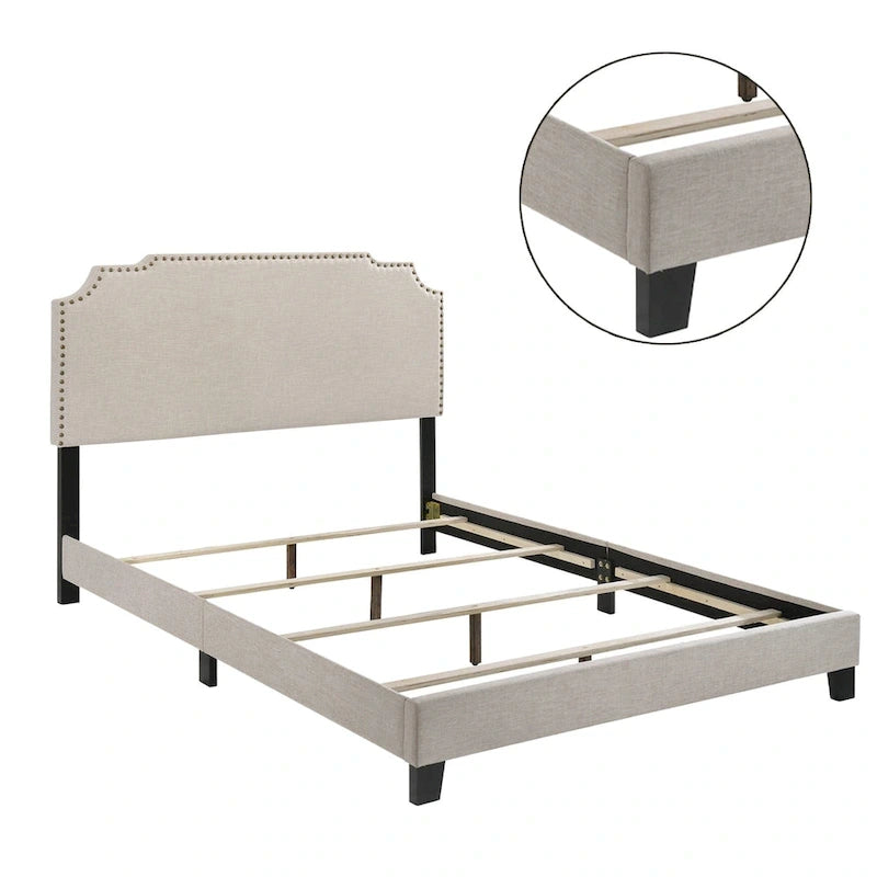 Cama de plataforma tapizada en beige con cabecero con ribete de clavos – Queen/Full/King