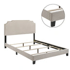 Cama de plataforma tapizada en beige con cabecero con ribete de clavos – Queen/Full/King