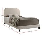 Cama de plataforma tapizada en beige con cabecero con ribete de clavos – Queen/Full/King
