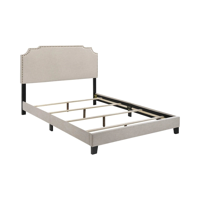 Cama de plataforma tapizada en beige con cabecero con ribete de clavos – Queen/Full/King